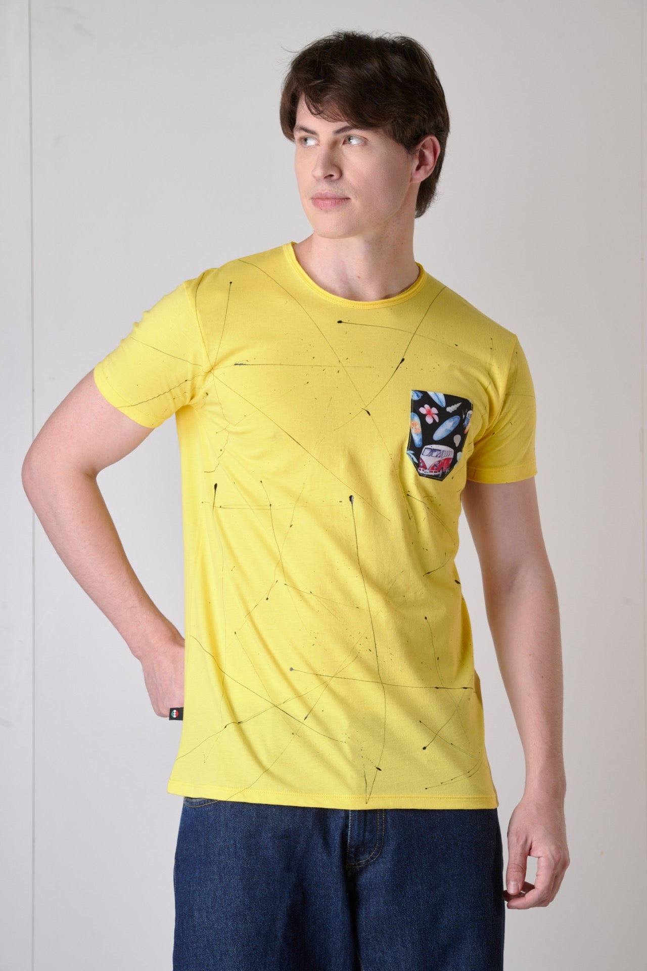 T-Shirt Gialla con Taschino in tessuto V2 e schizzi di vernice