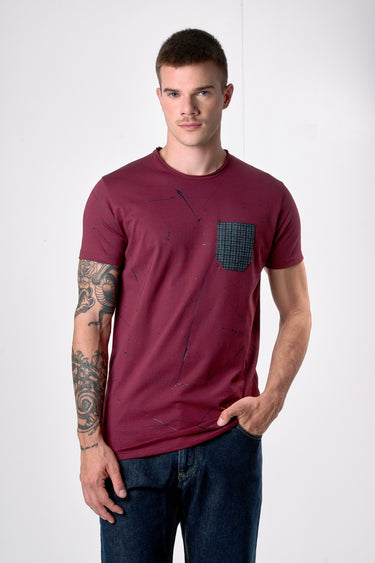 T-Shirt Bordeaux con Taschino in tessuto V2 e schizzi di vernice