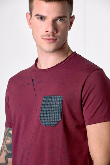 T-Shirt Bordeaux con Taschino in tessuto V2 e schizzi di vernice