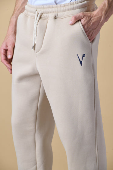 Pantalone Slim in Felpa Sabbia con ricamo frontale e patch ricamata sul retro