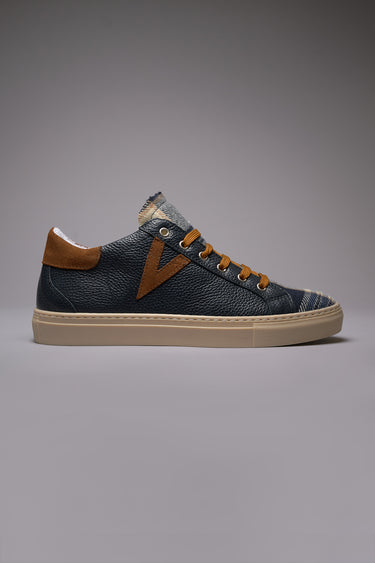 OLYMPIC - Sneakers a suola bassa in pelle martellata Blu con linguetta in tessuto Scozzese