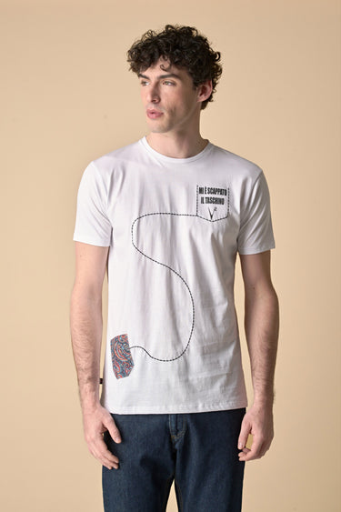 T-Shirt Bianca "Mi è scappato il taschino" con ricamo e tessuto V2