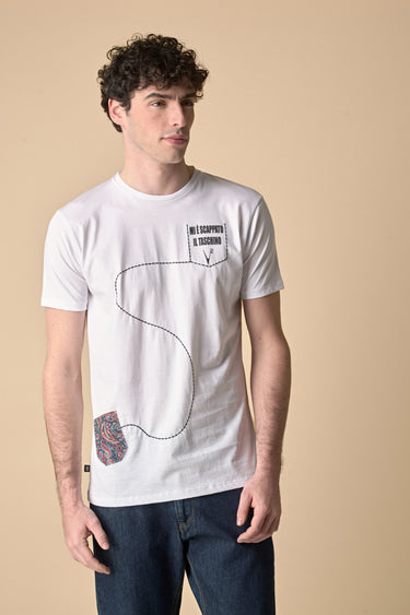 T-Shirt Bianca "Mi è scappato il taschino" con ricamo e tessuto V2