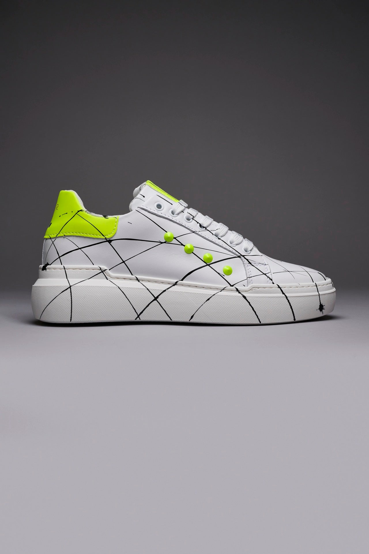 VEGA Sneakers a suola alta retro e borchie Giallo Fluo con schizzi di vernice