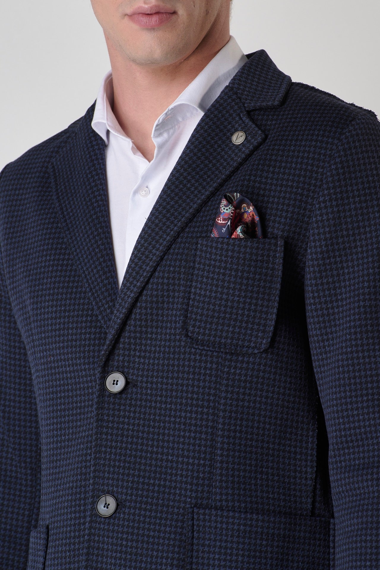 Single-breasted two-tone blue houndstooth tailored jacket and jeans with V2 fabric pocket square