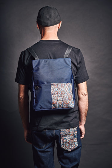 V2 x Mirantico | Memo Zayno Korda Blu con tasca in tessuto Cachemire Panna