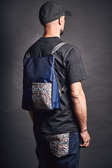 V2 x Mirantico | Memo Zayno Korda Blu con tasca in tessuto Cachemire Panna