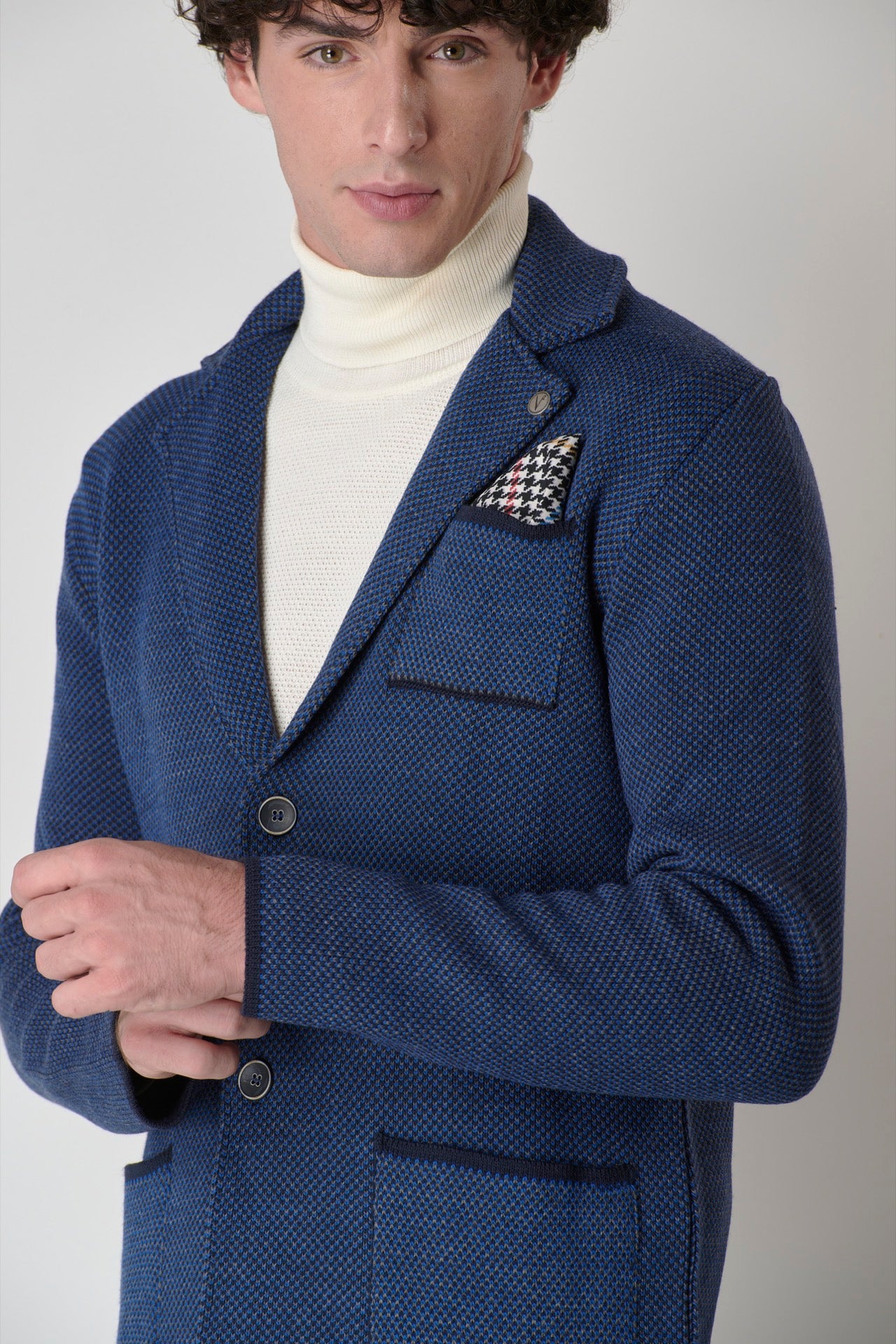 Three-color Piquet stitch single-breasted jacket with V2 fabric pocket square