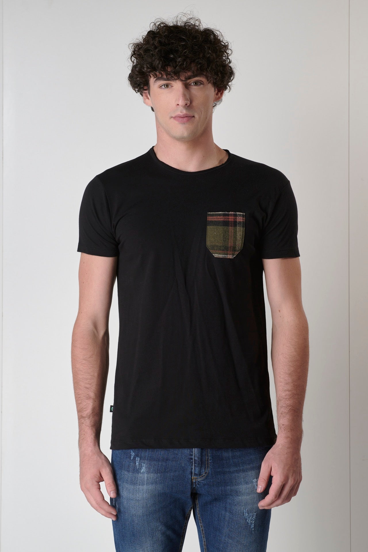 Black T-Shirt with pocket in V2 fabric