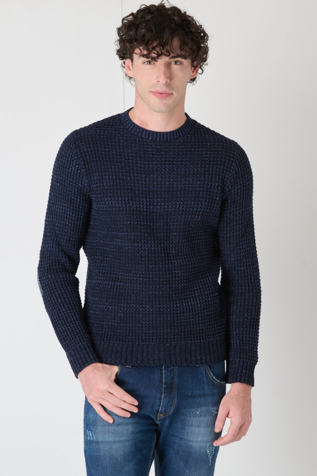 Maglione Girocollo Perlato Blu con Toppe Ricamate in Tessuto V2