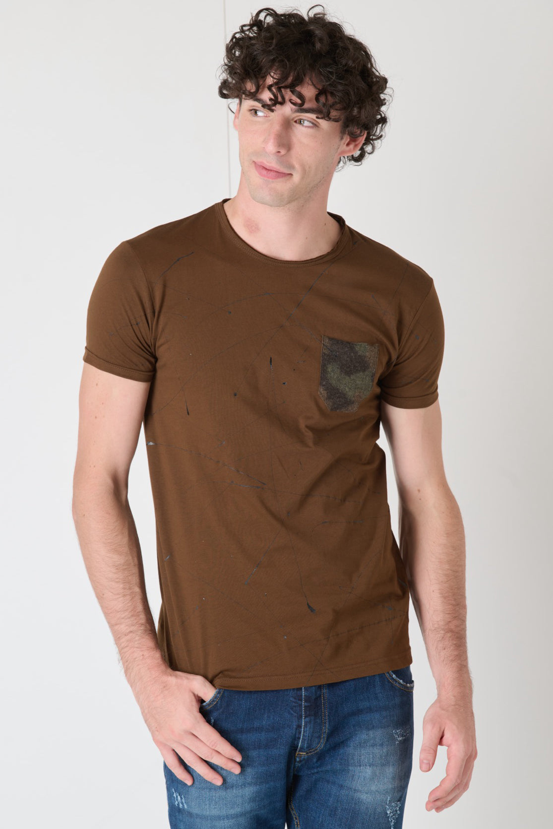 T-Shirt Moro con taschino in Tessuto V2 e schizzi di vernice