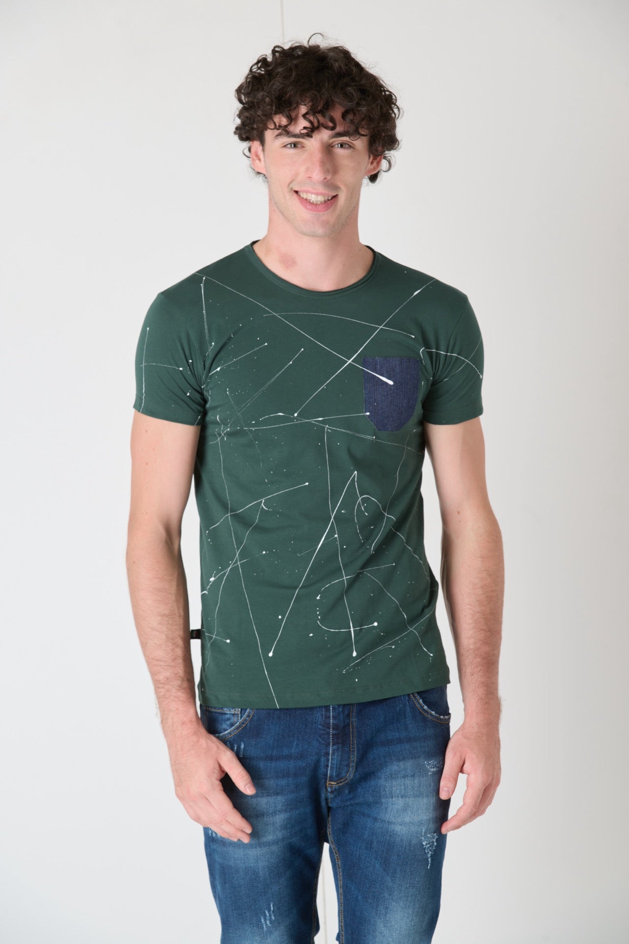 T-Shirt Verde con taschino in Tessuto V2 e schizzi di vernice