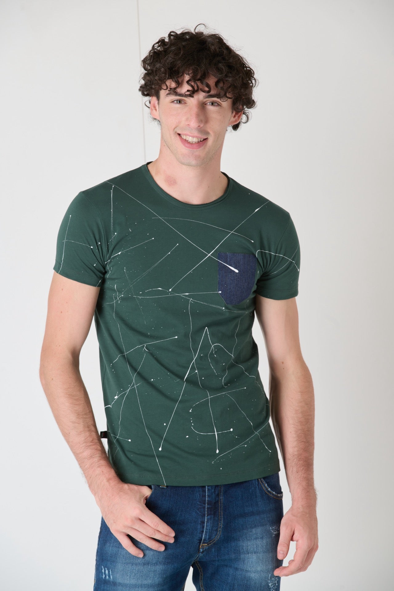 T-Shirt Verde con taschino in Tessuto V2 e schizzi di vernice