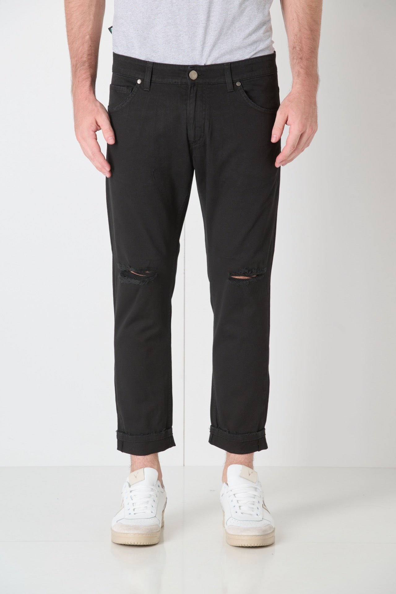 LONDON - Black Dyed Jeans with Knee Cut and Fabric Pocket V2