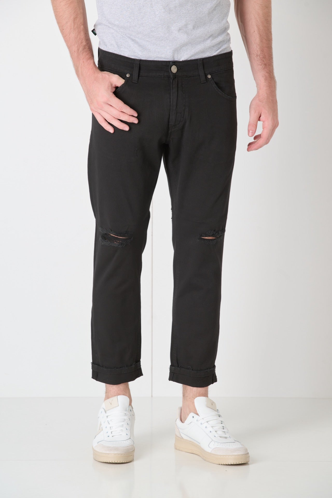 LONDON - Black Dyed Jeans with Knee Cut and Fabric Pocket V2