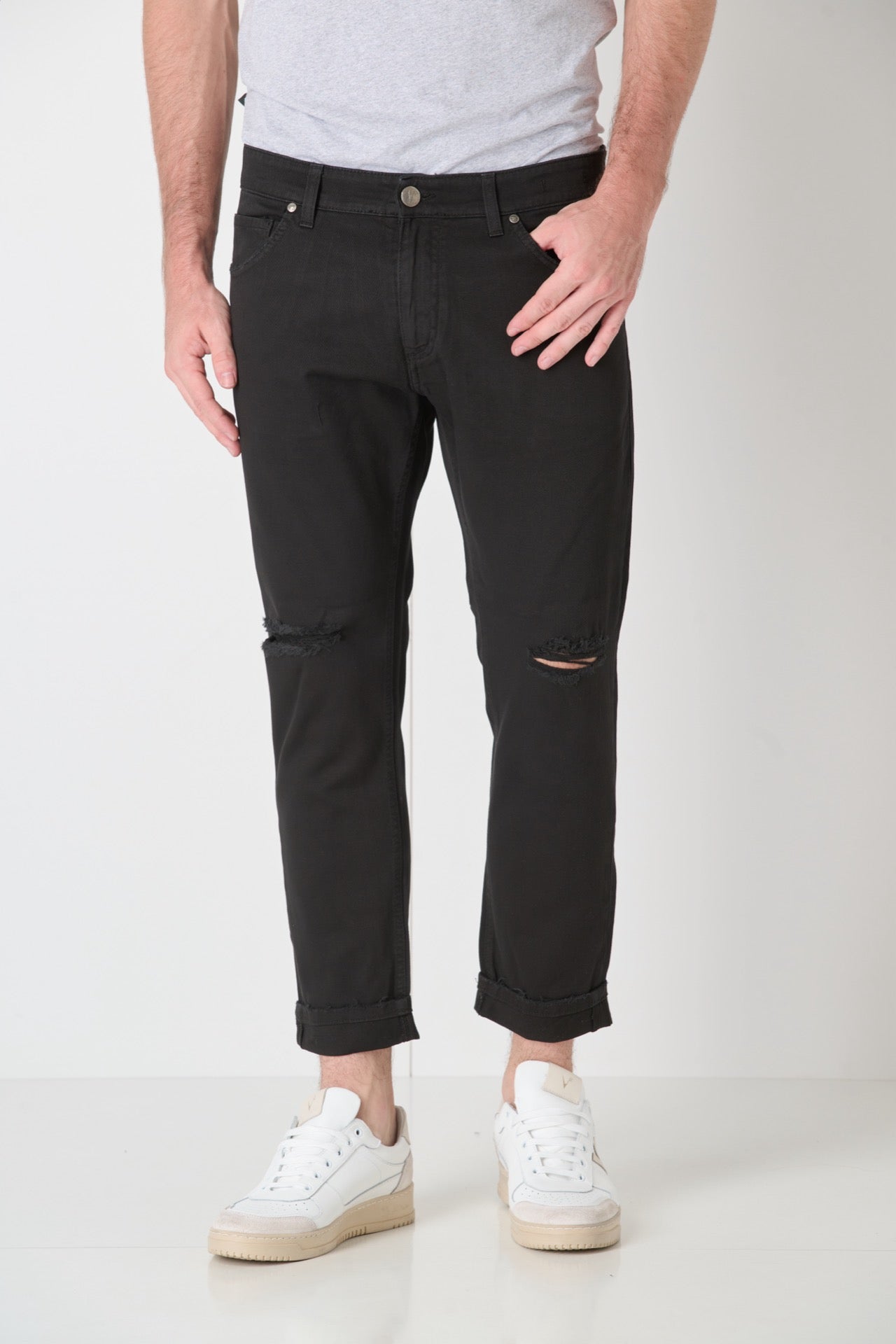 LONDON - Black Dyed Jeans with Knee Cut and Fabric Pocket V2