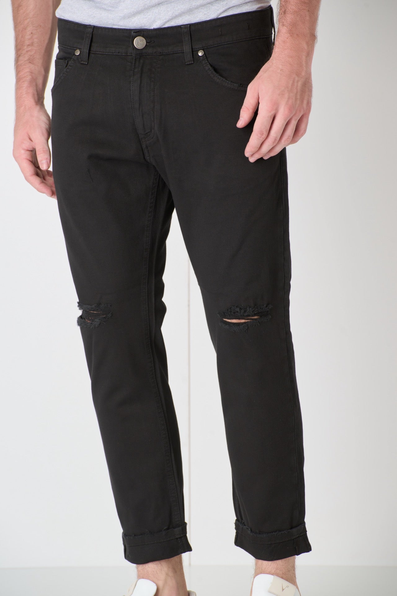 LONDON - Black Dyed Jeans with Knee Cut and Fabric Pocket V2