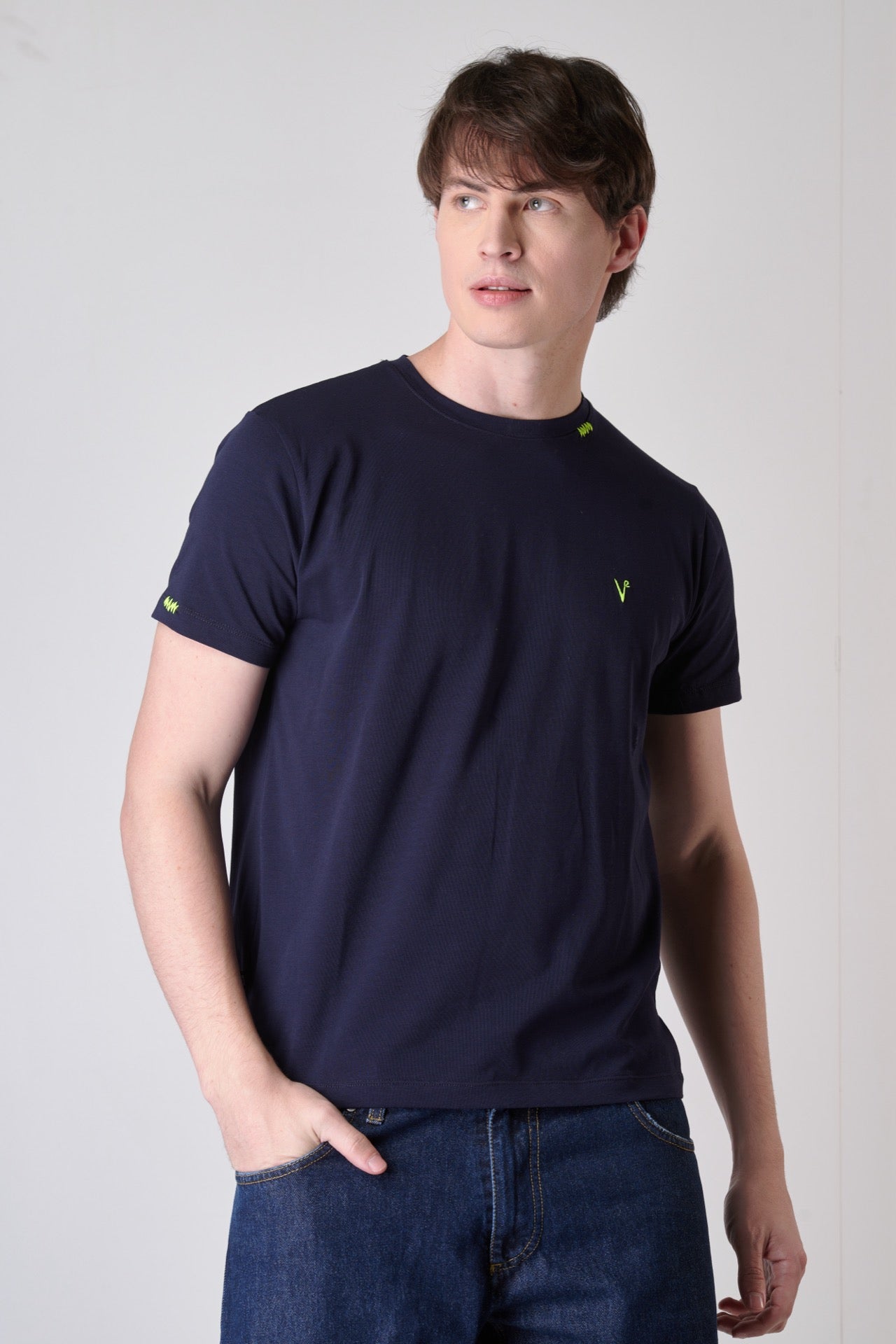 T-Shirt Blu con contrasti fluo e ricamo V2