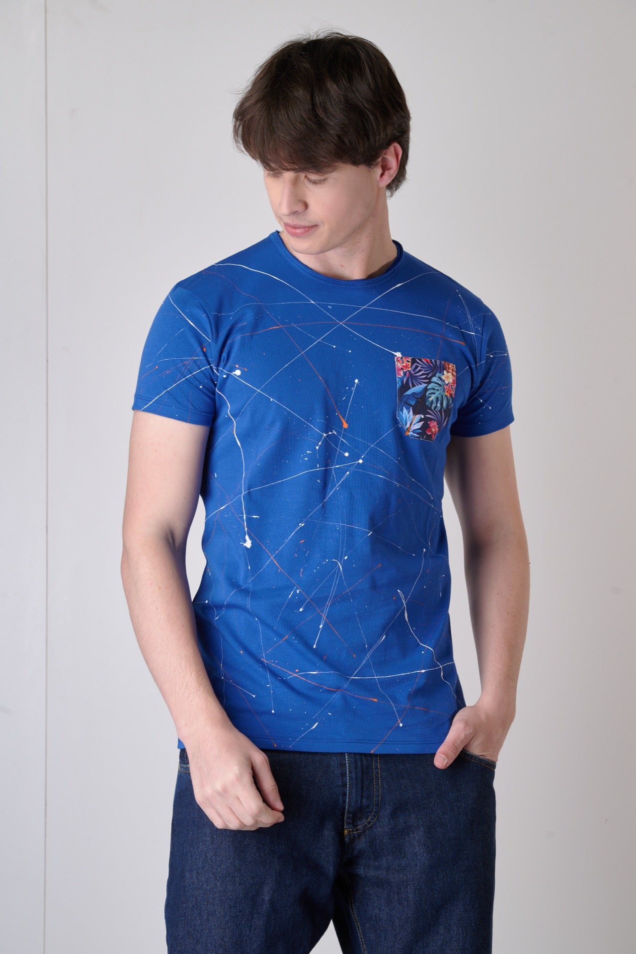T-Shirt Blu Royal con Taschino in tessuto V2 e schizzi di vernice