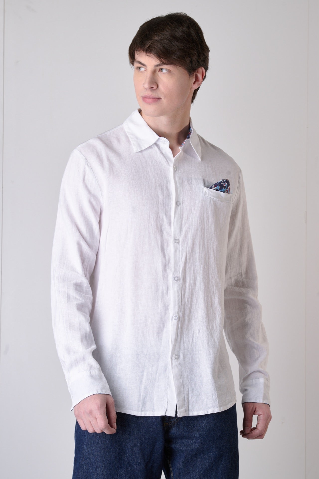 Tailored shirt in white linen with pocket square, interior and cuffs in V2 fabric