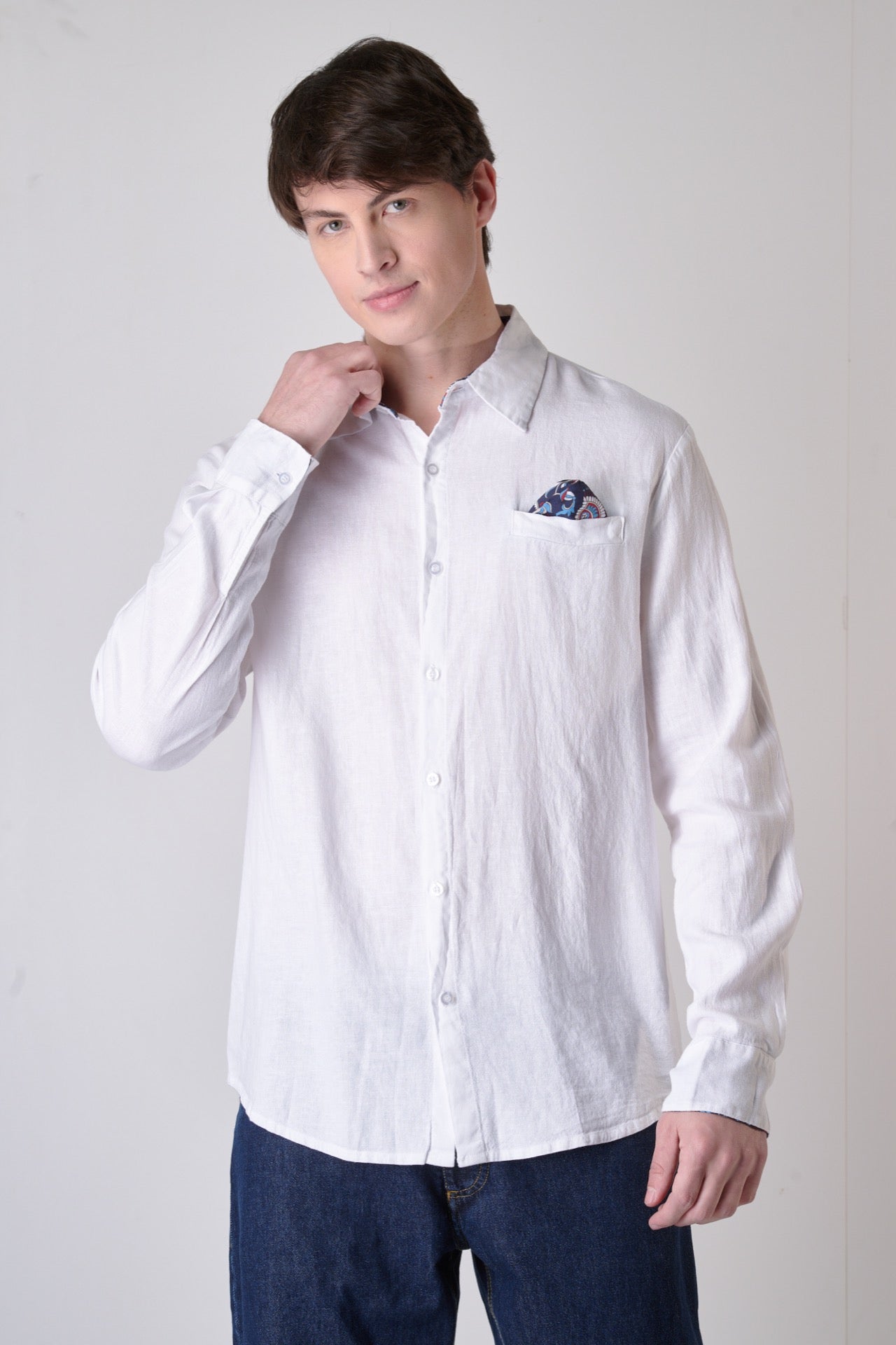 Tailored shirt in white linen with pocket square, interior and cuffs in V2 fabric