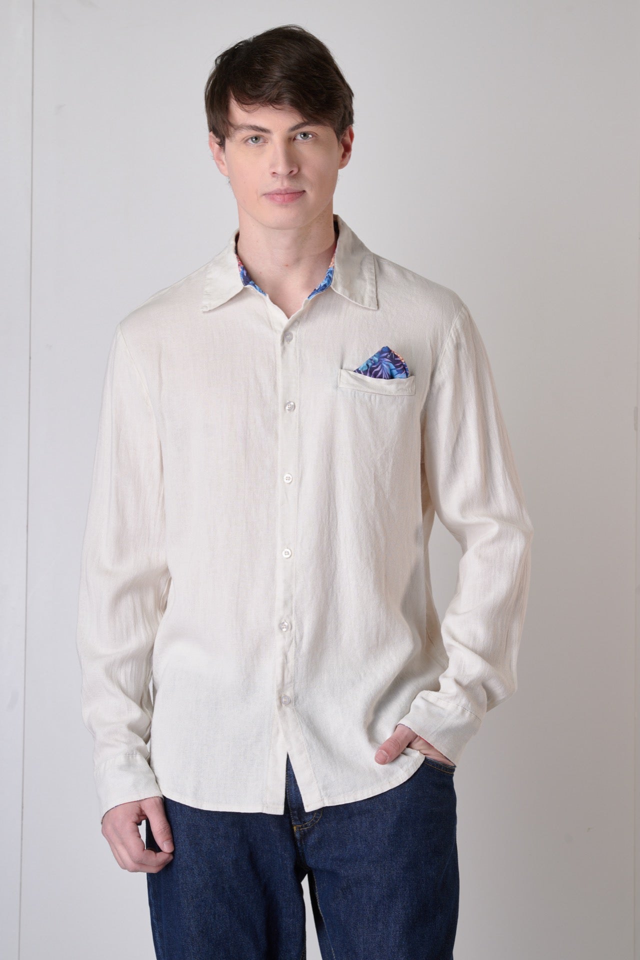 Tailored shirt in sand linen with pocket square, interior and cuffs in V2 fabric