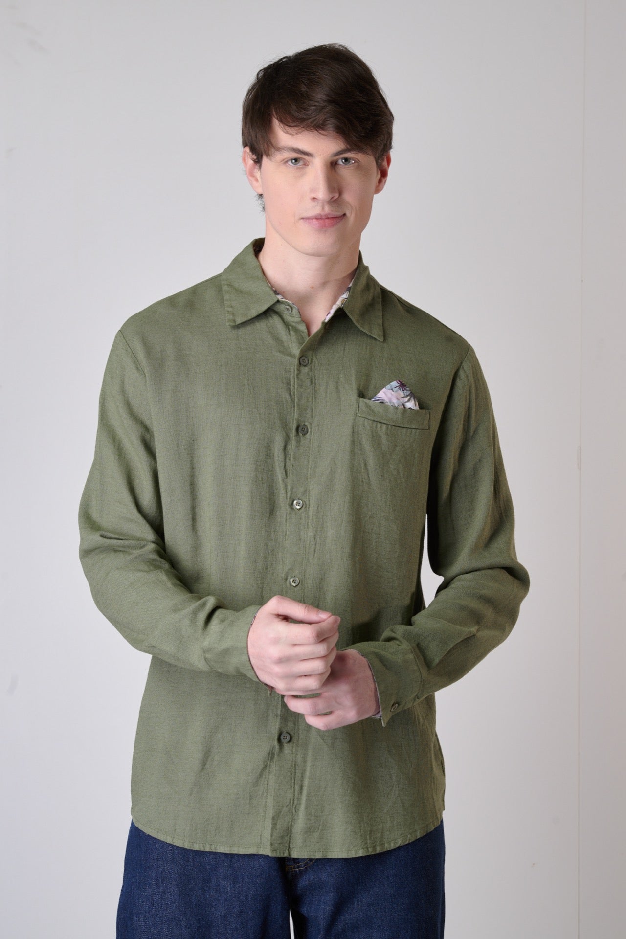 Tailored shirt in military green linen with pocket square, interior and cuffs in V2 fabric