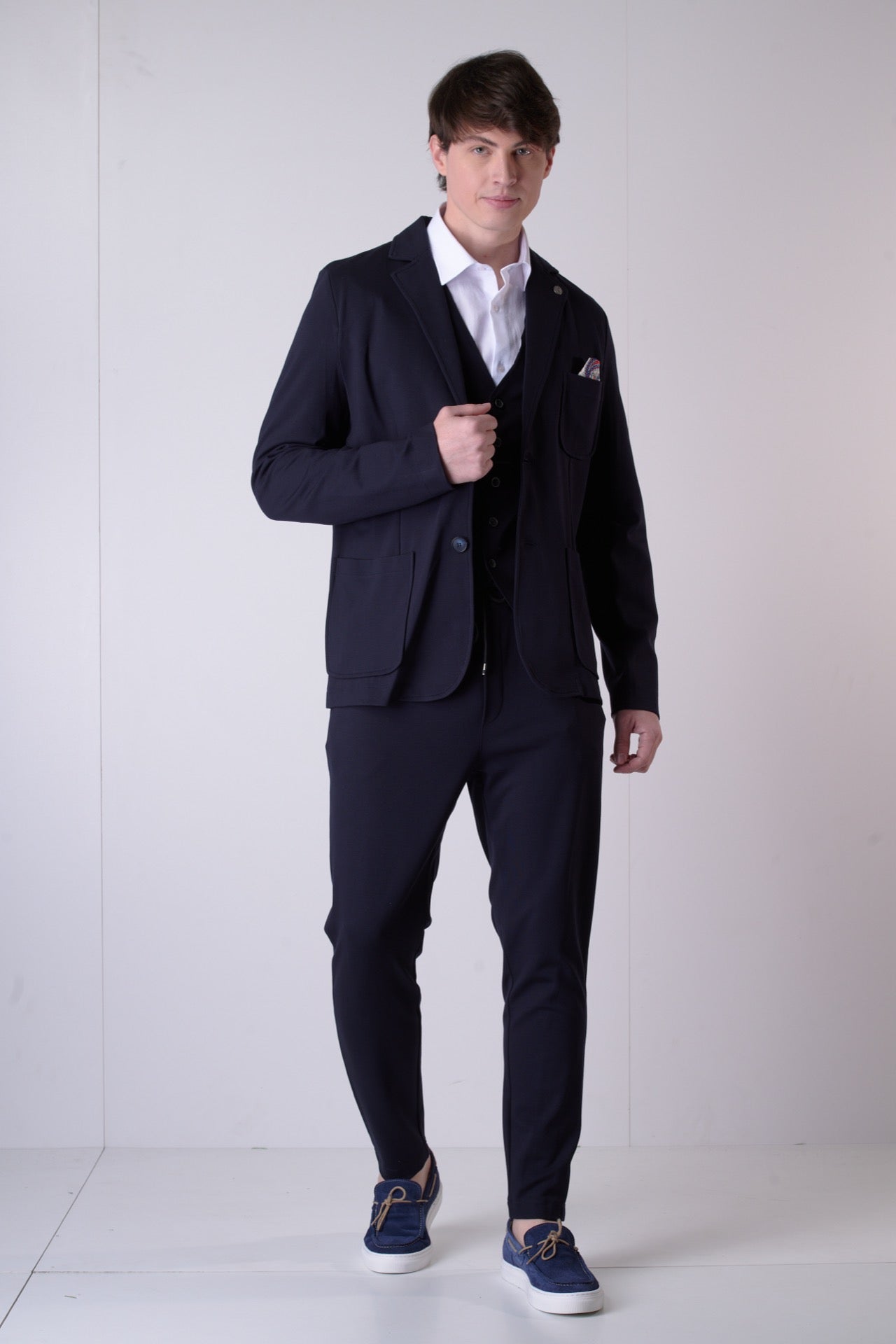 Single-breasted blue tailored jacket with V2 fabric interior and pocket square