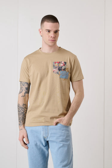 T-Shirt Sabbia con Taschino e Patch ricamato in tessuto V2
