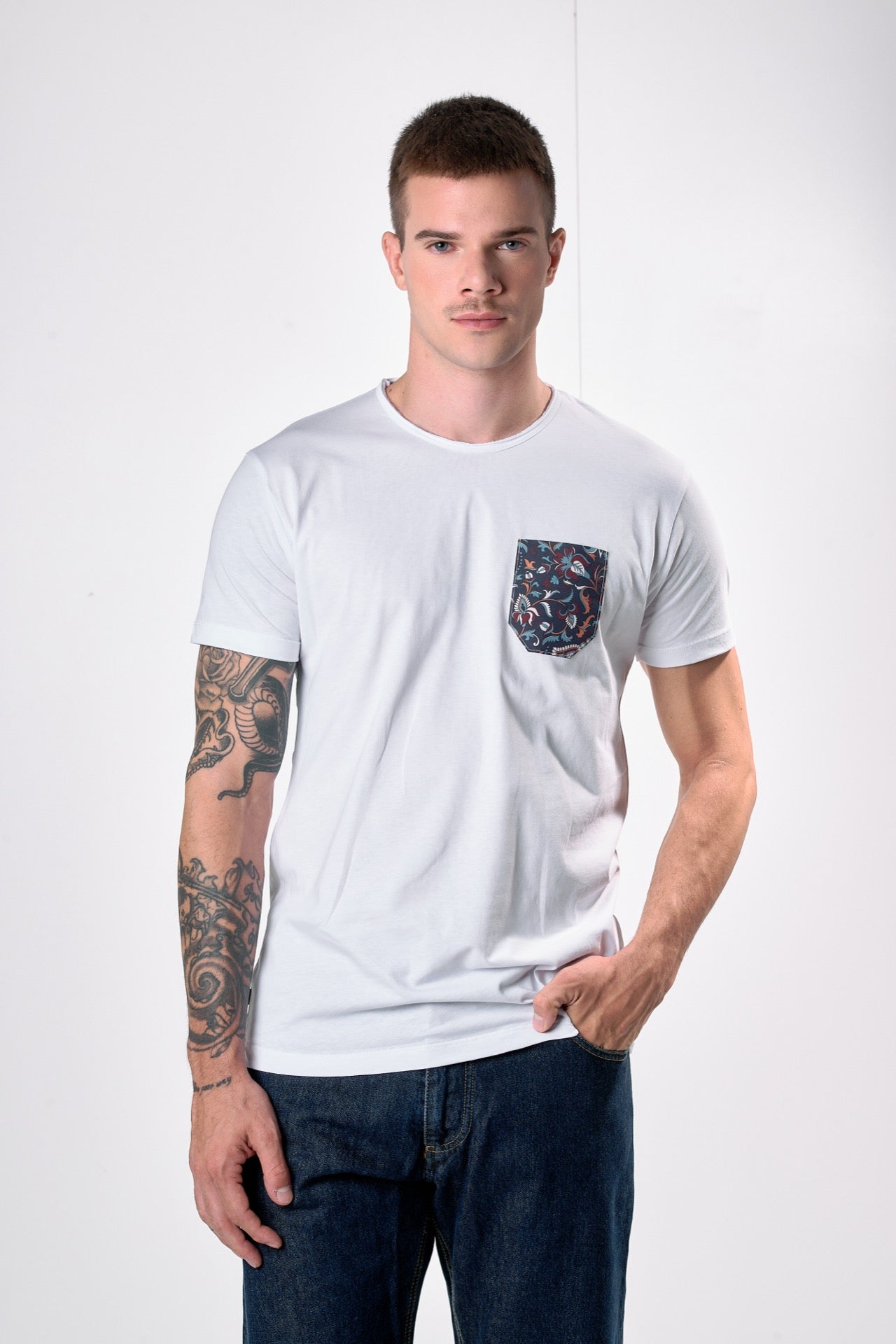 T-Shirt Bianca con Taschino in tessuto V2