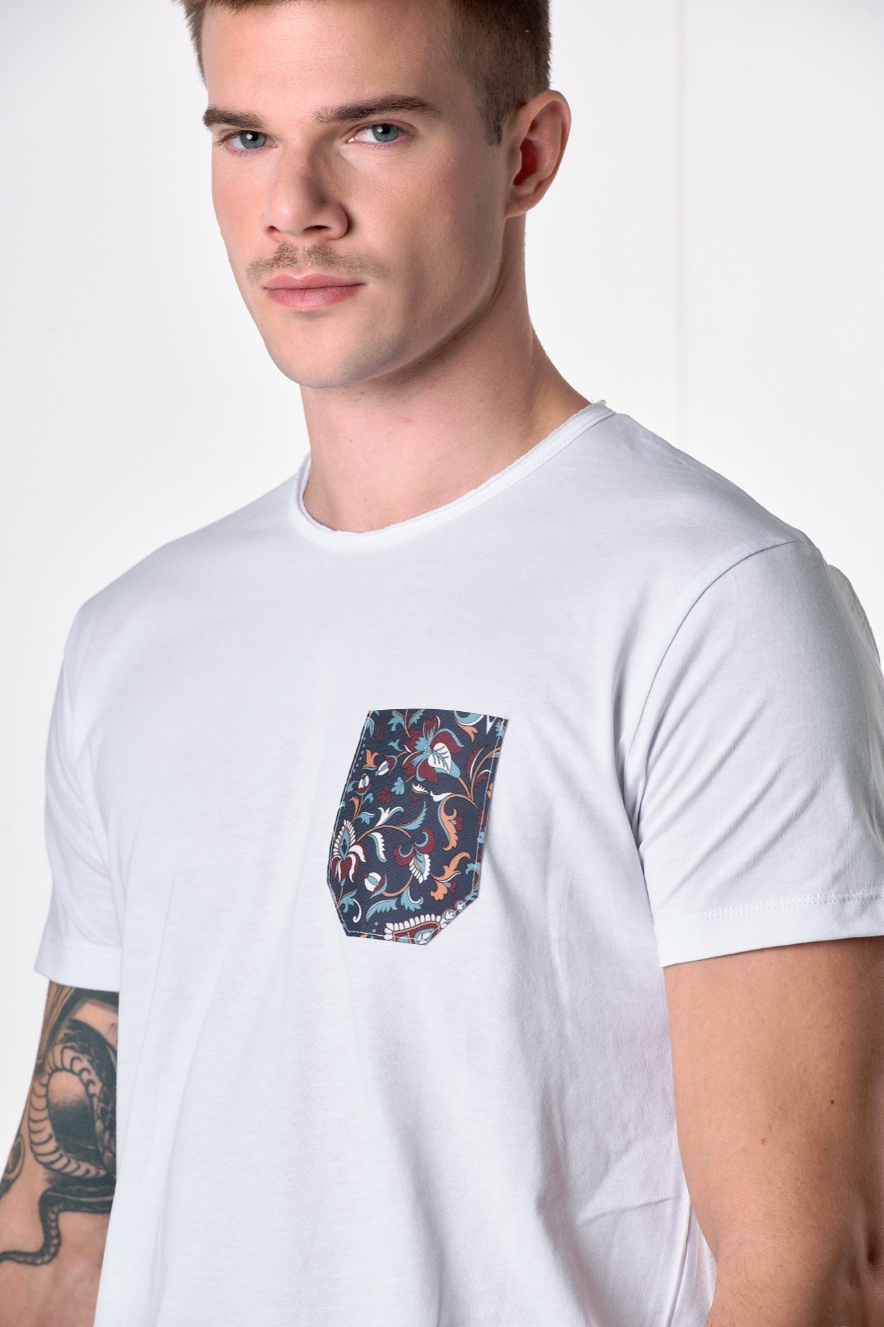 T-Shirt Bianca con Taschino in tessuto V2