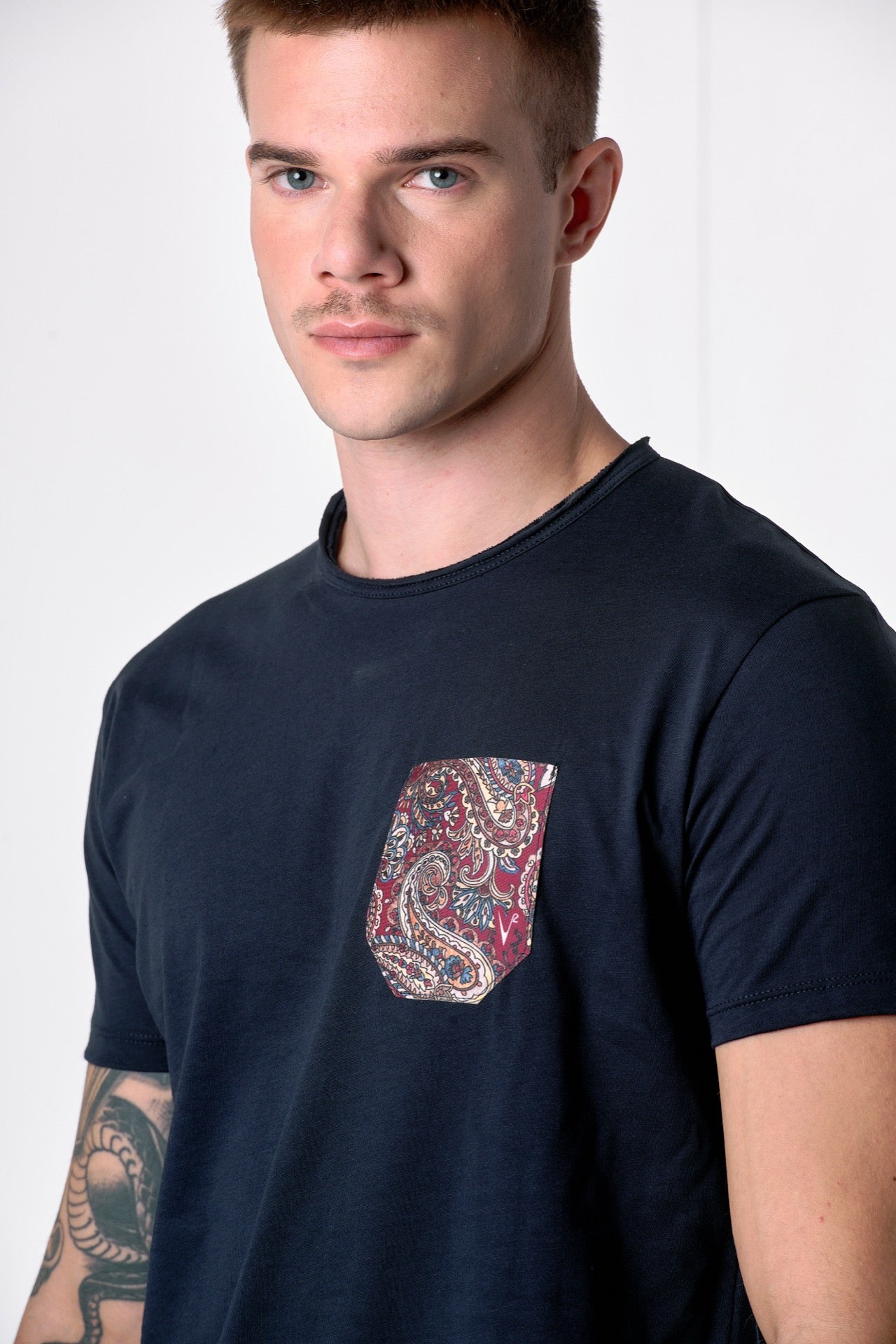 T-Shirt Blu con Taschino in tessuto V2