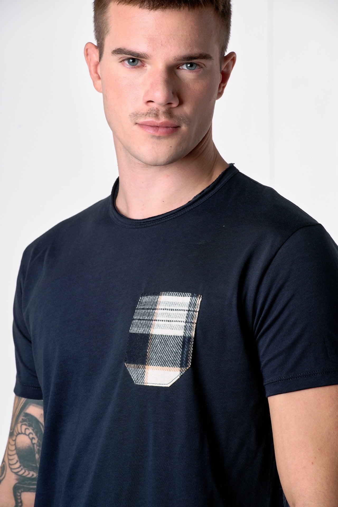 T-Shirt Blu con Taschino in tessuto V2