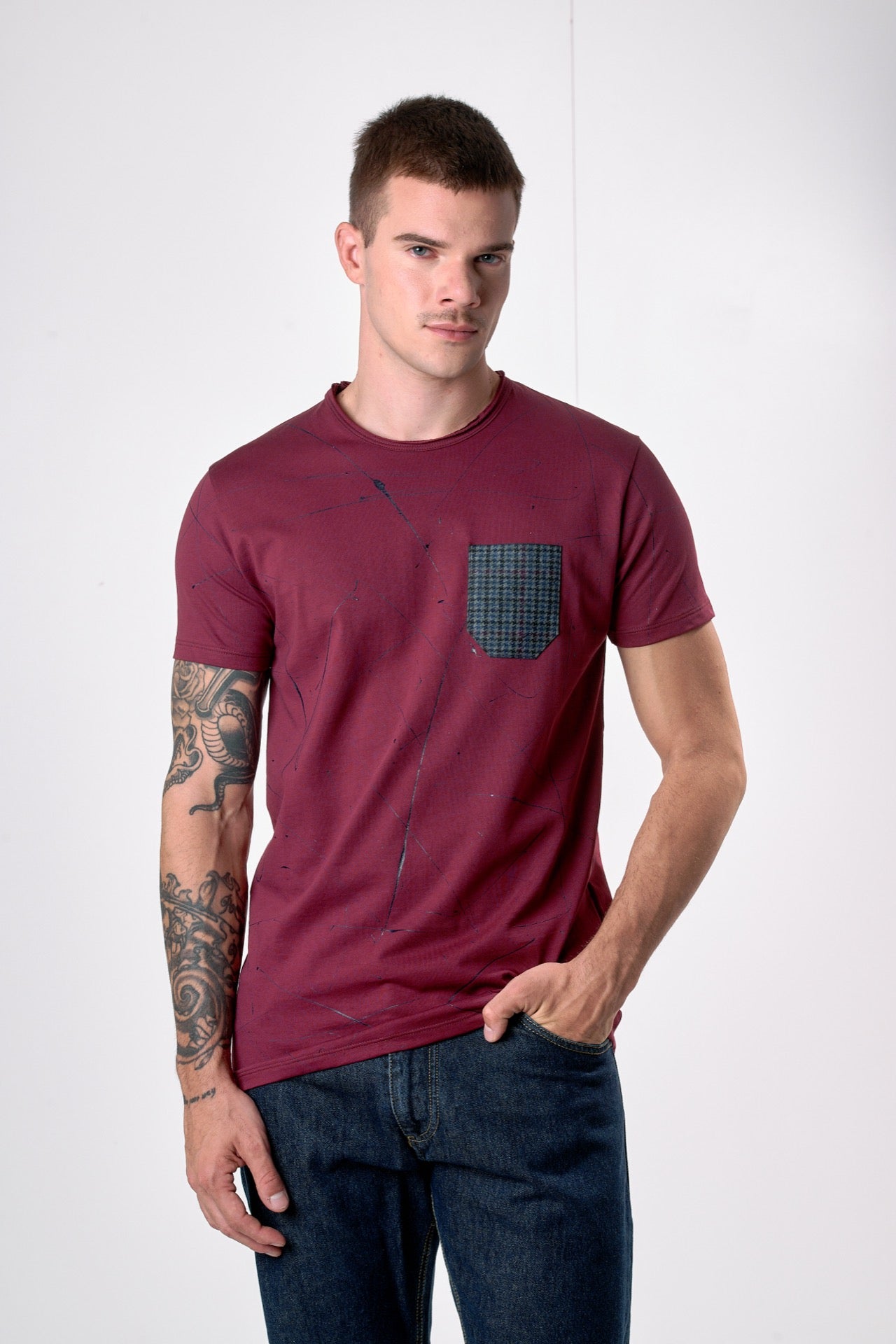 T-Shirt Bordeaux con Taschino in tessuto V2 e schizzi di vernice