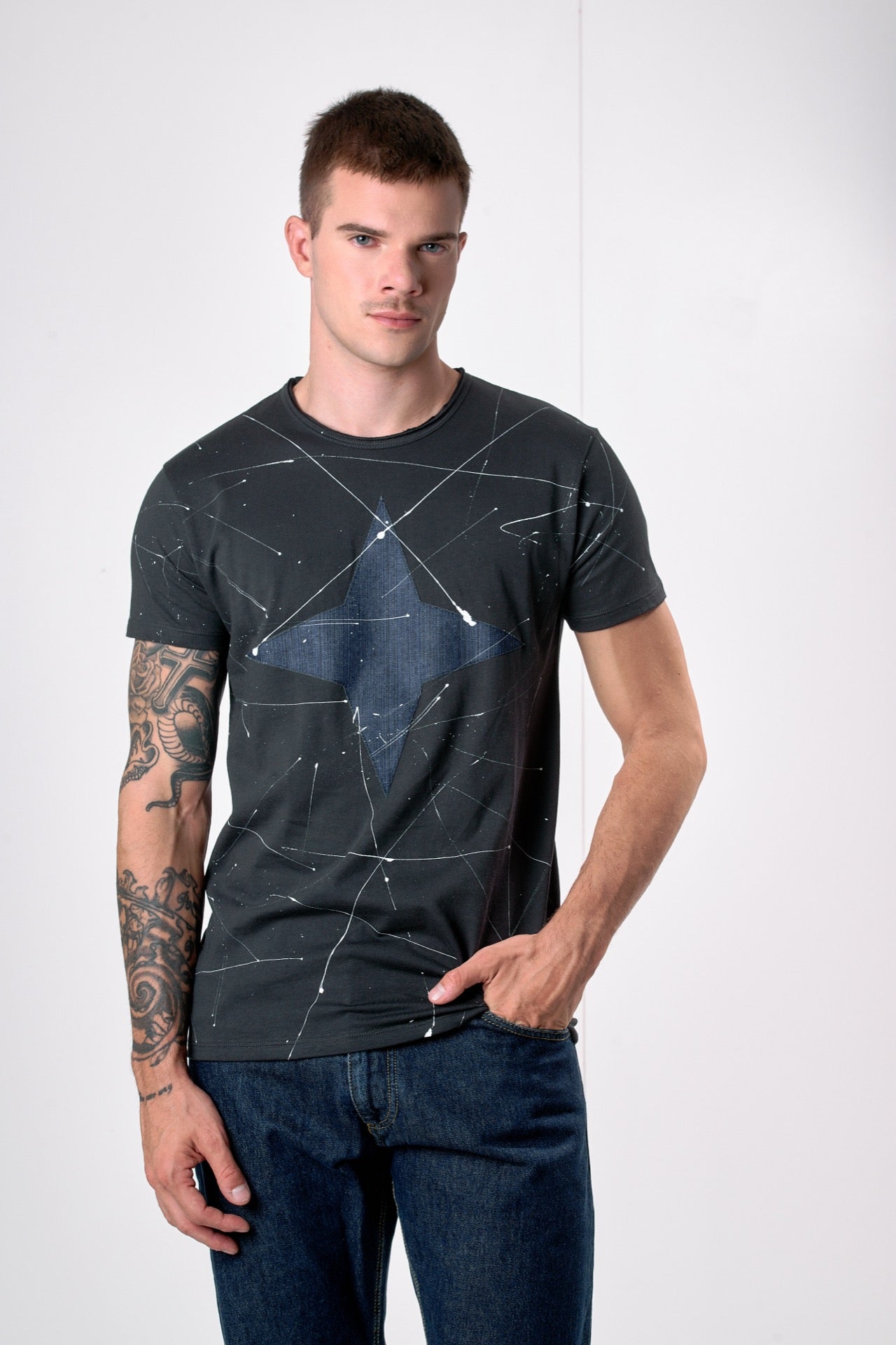 T-Shirt Piombo con Stella in tessuto V2 e schizzi di vernice