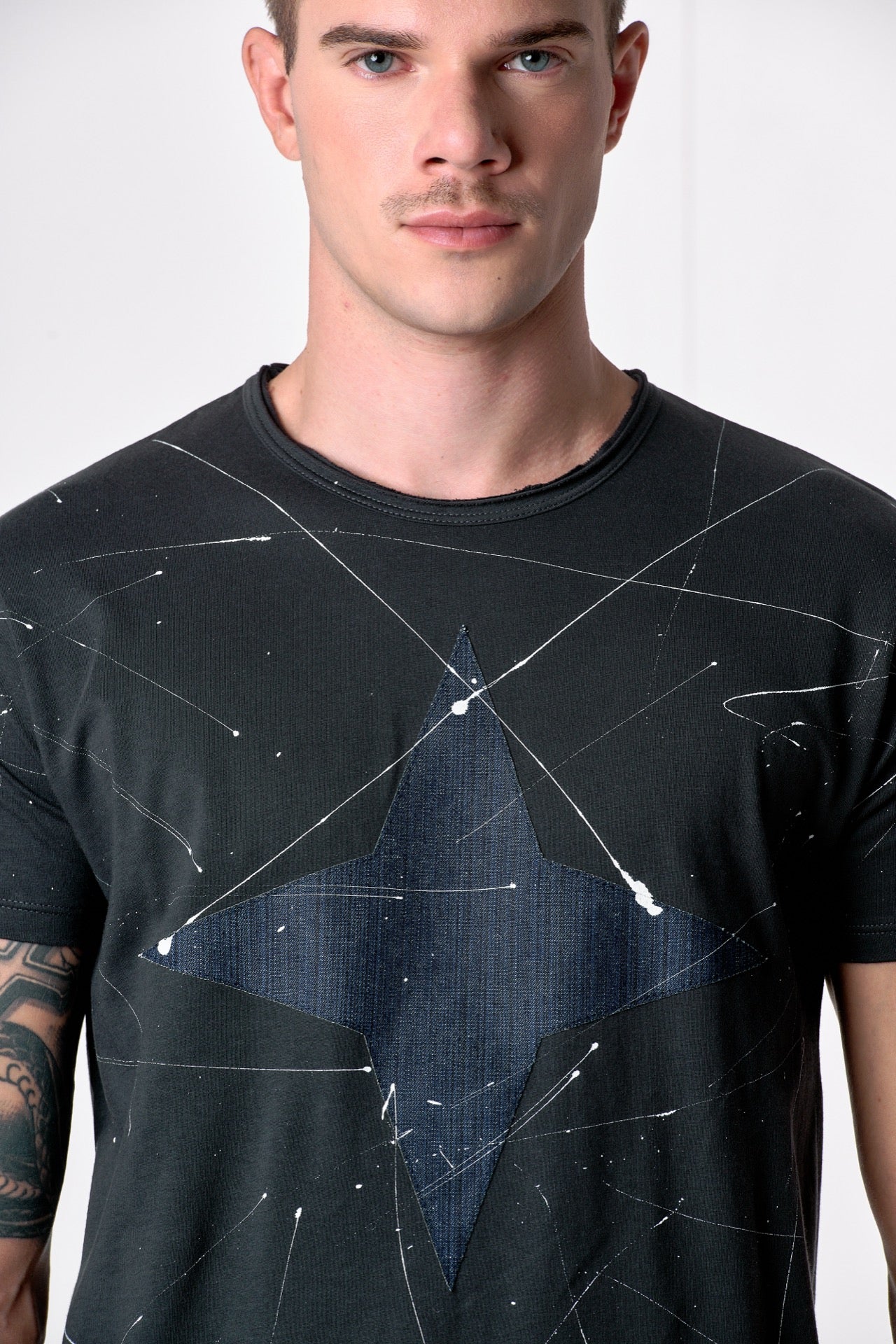 T-Shirt Piombo con Stella in tessuto V2 e schizzi di vernice