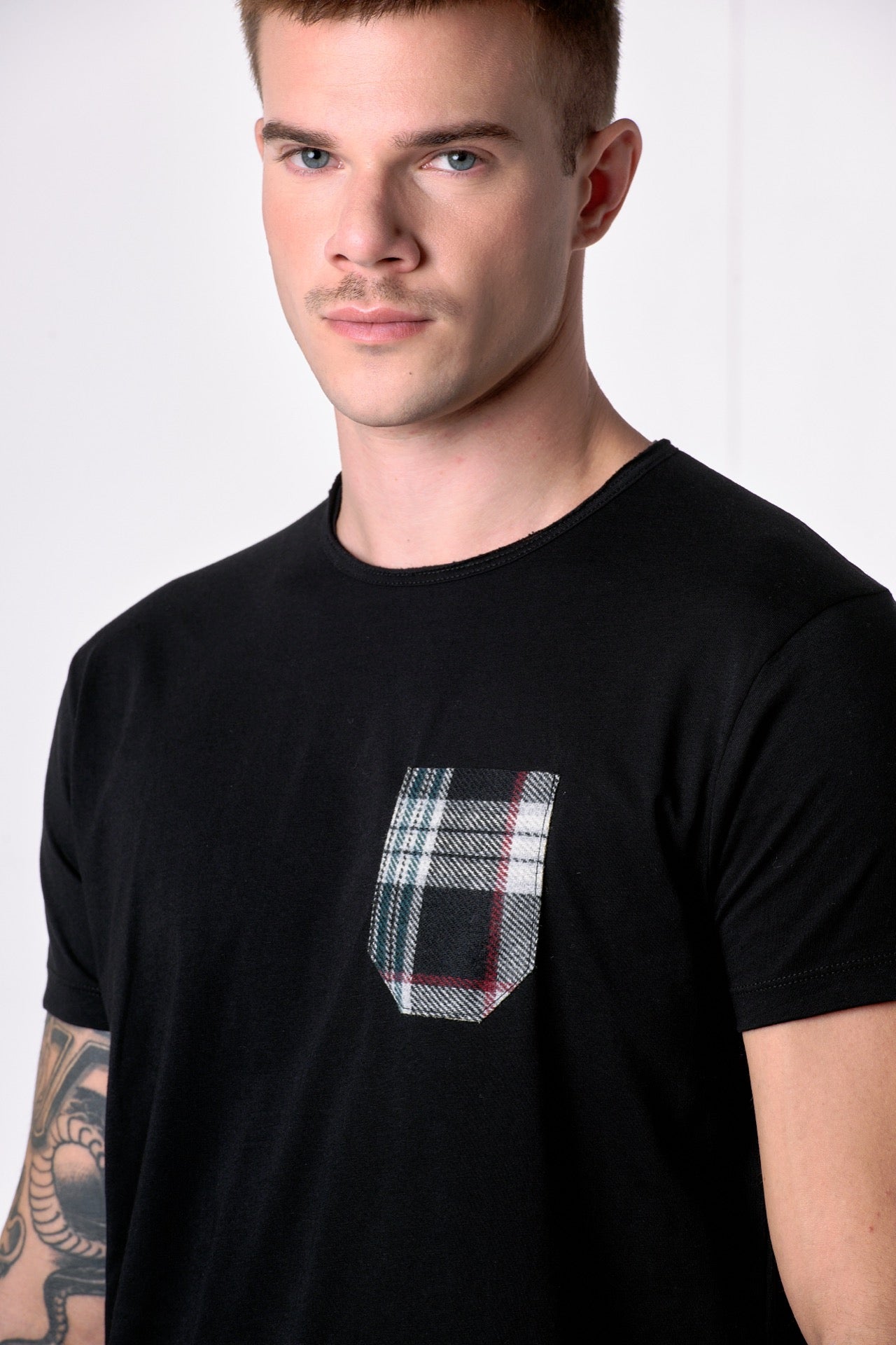 T-Shirt Nera con Taschino in tessuto V2