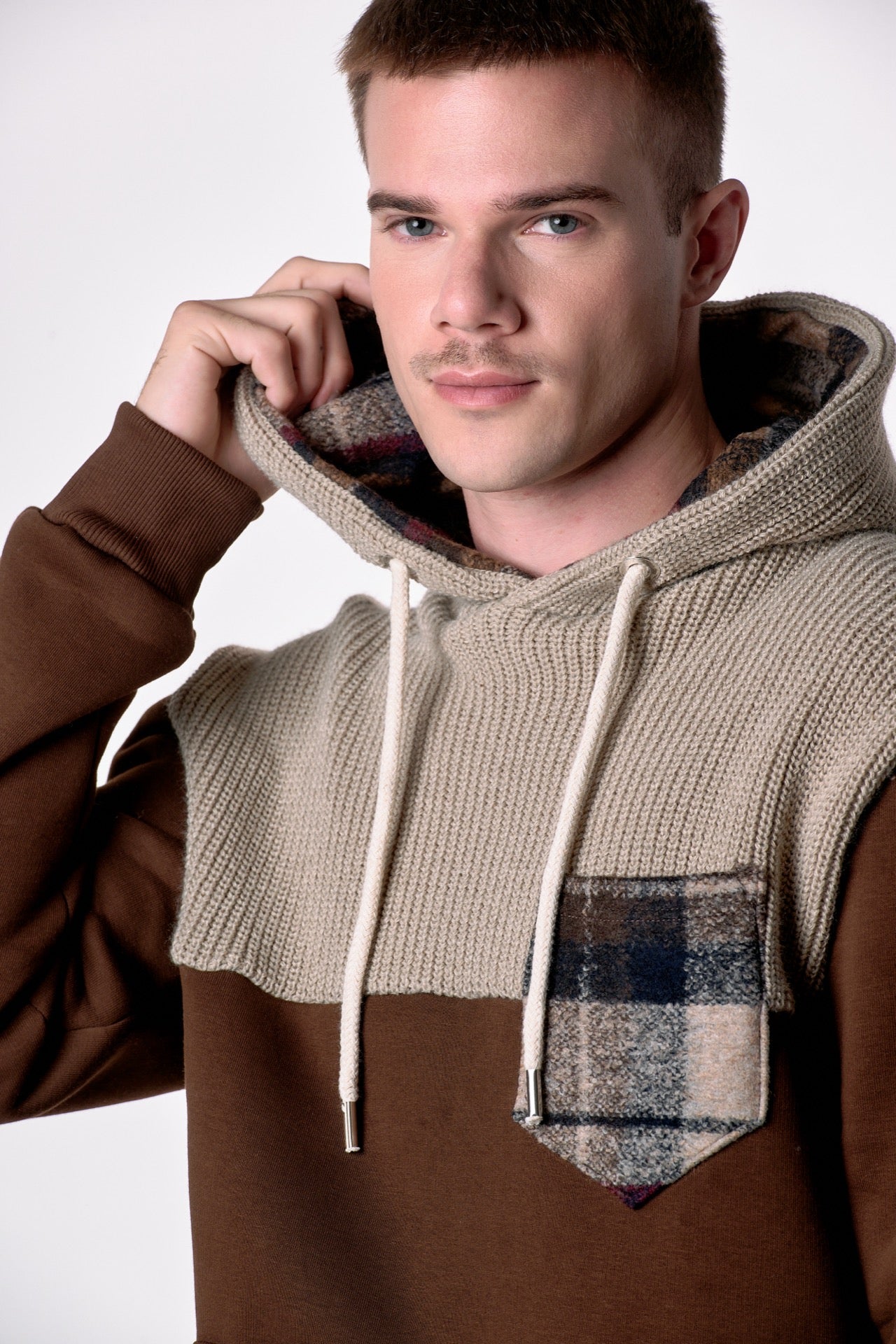 Felpa Cappuccio Moro con intarsio in maglieria e dettagli in tessuto V2