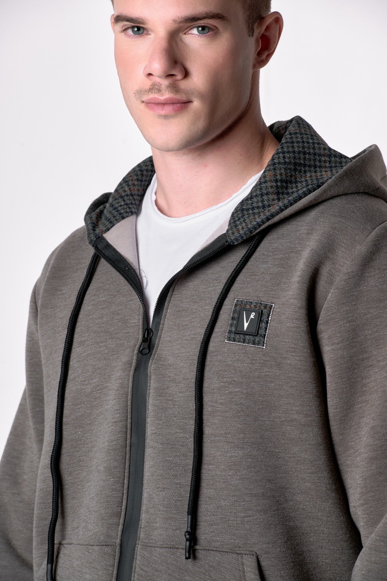 Felpa Cappuccio Zip in neoprene Tortora con dettagli in tessuto V2