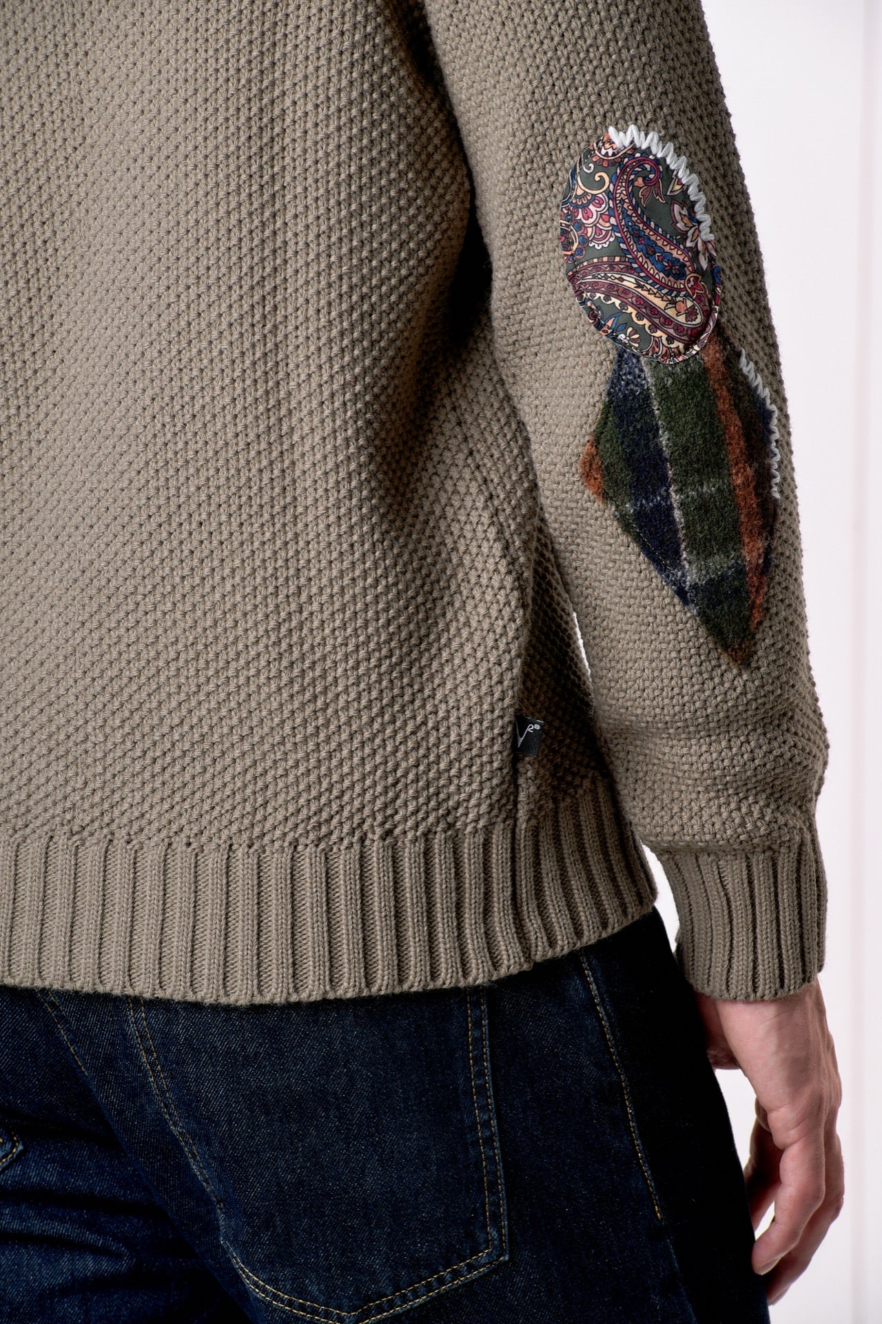 Maglione Girocollo punto riso Tortora con Toppe Patchwork Ricamate con Tessuti V2