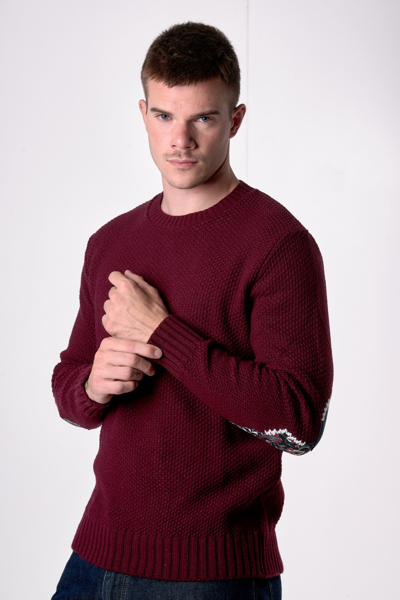 Maglione Girocollo punto riso Bordeaux con Toppe Patchwork Ricamate con Tessuti V2