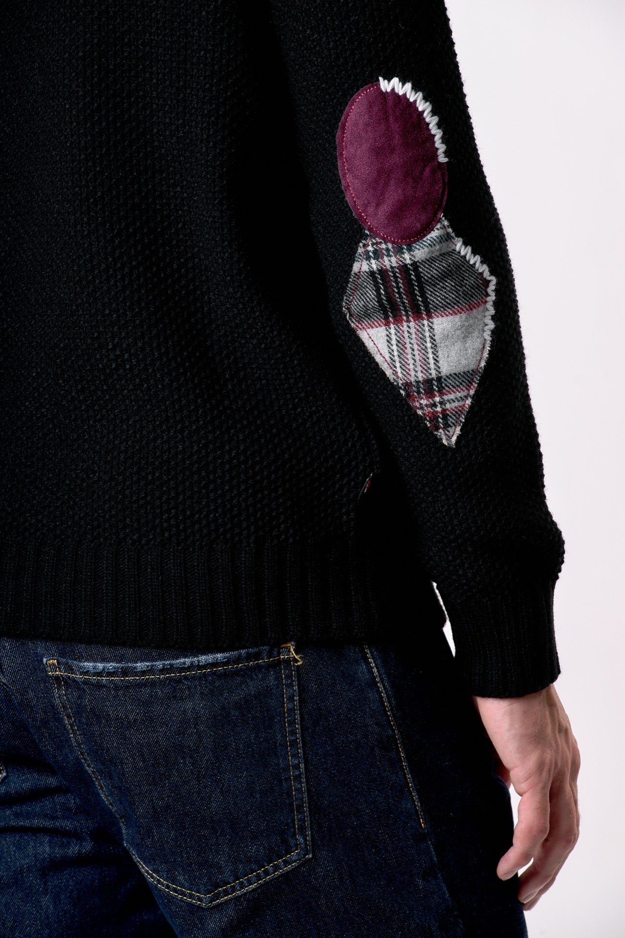 Maglione Girocollo punto riso Nero con Toppe Patchwork Ricamate con Tessuti V2