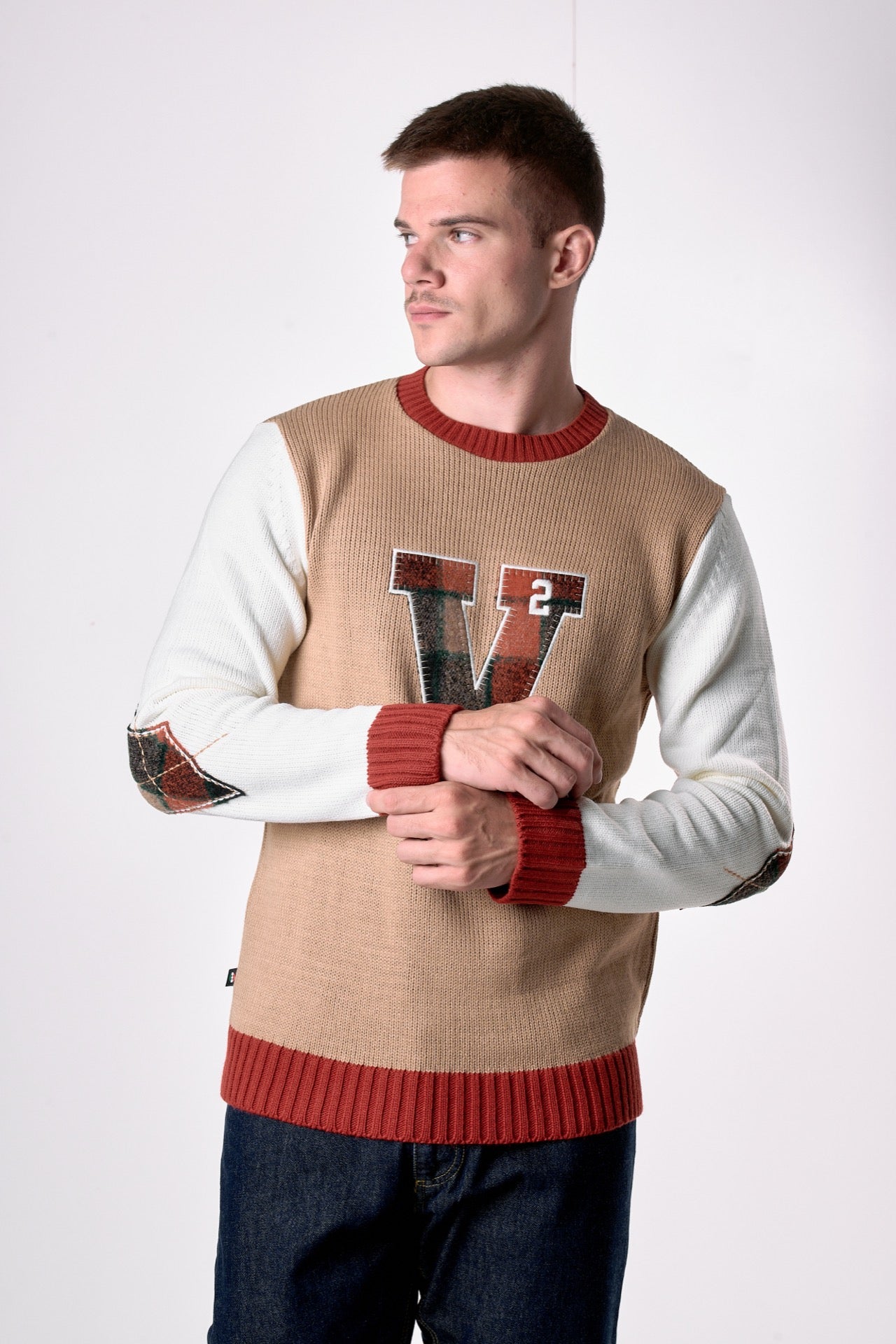 Maglione Girocollo College con V e Toppe ricamate in tessuto V2