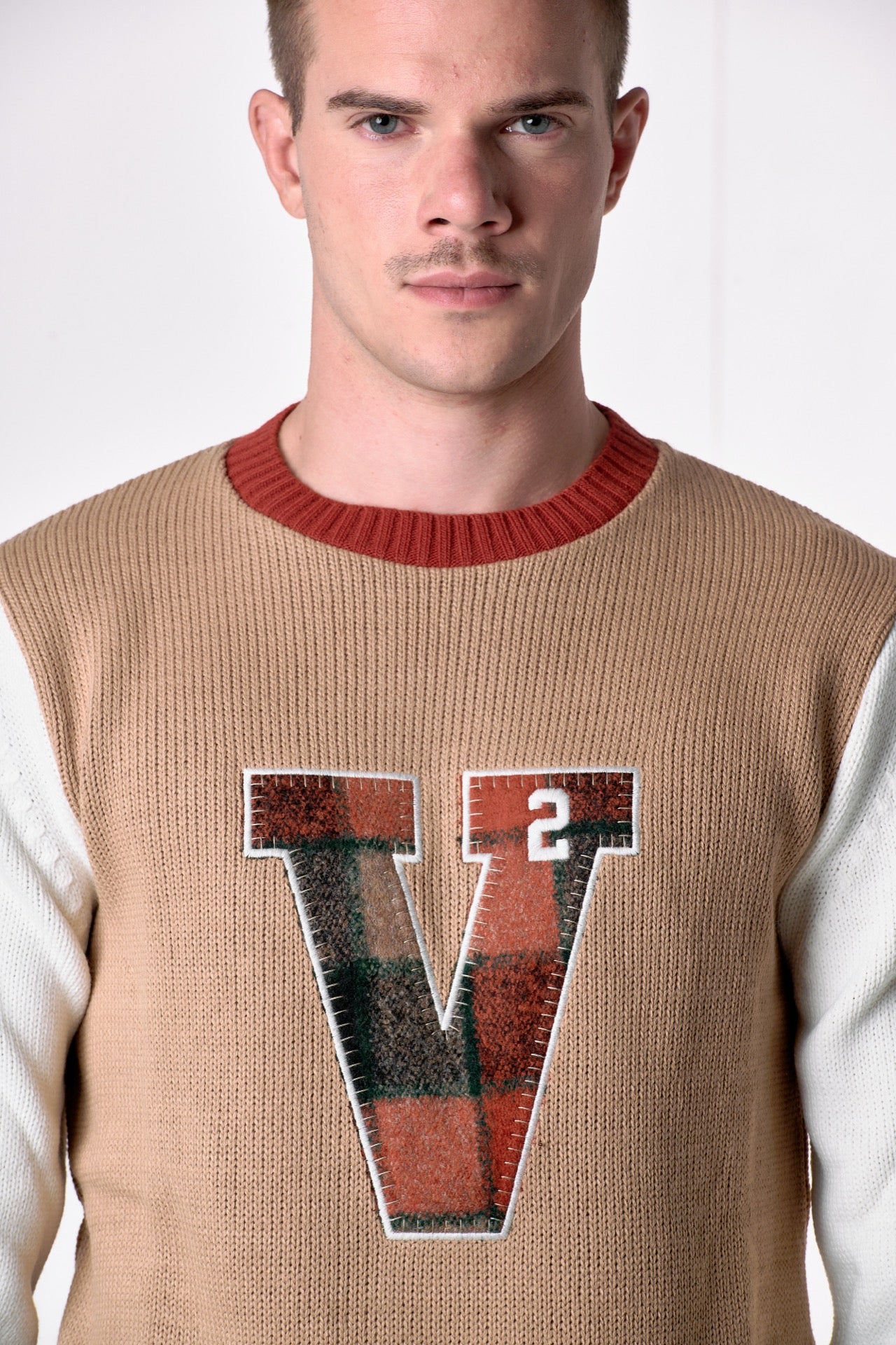 Maglione Girocollo College con V e Toppe ricamate in tessuto V2