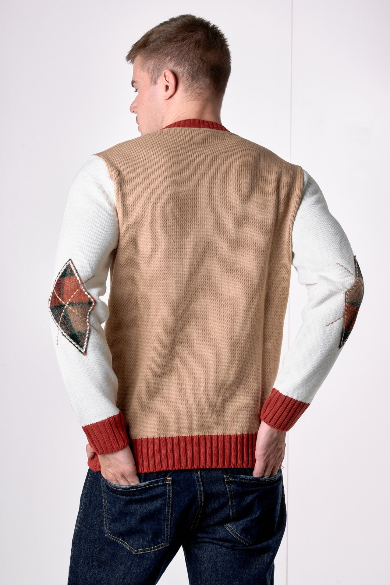 Maglione Girocollo College con V e Toppe ricamate in tessuto V2