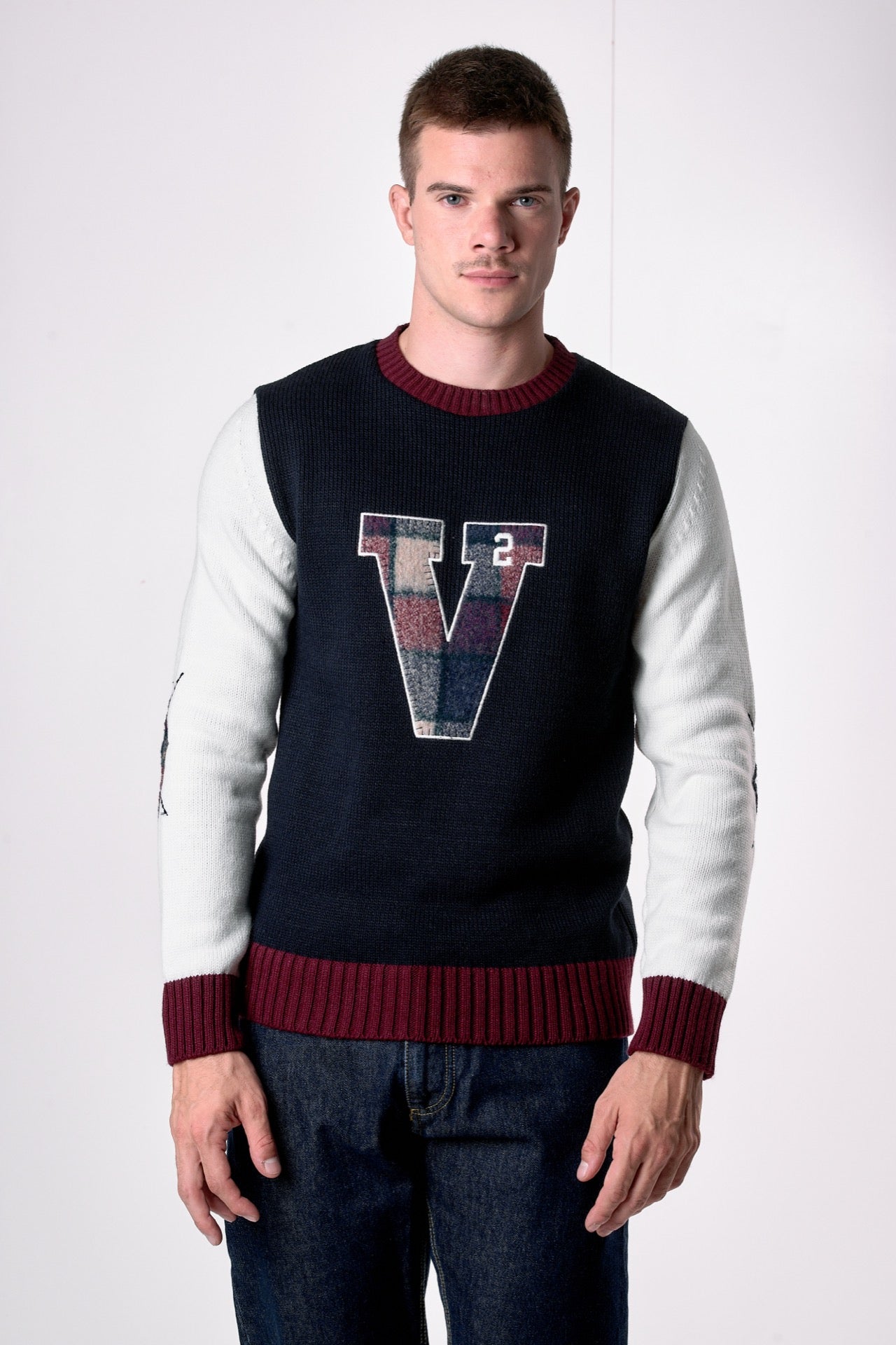 Maglione Girocollo College con V e Toppe ricamate in tessuto V2