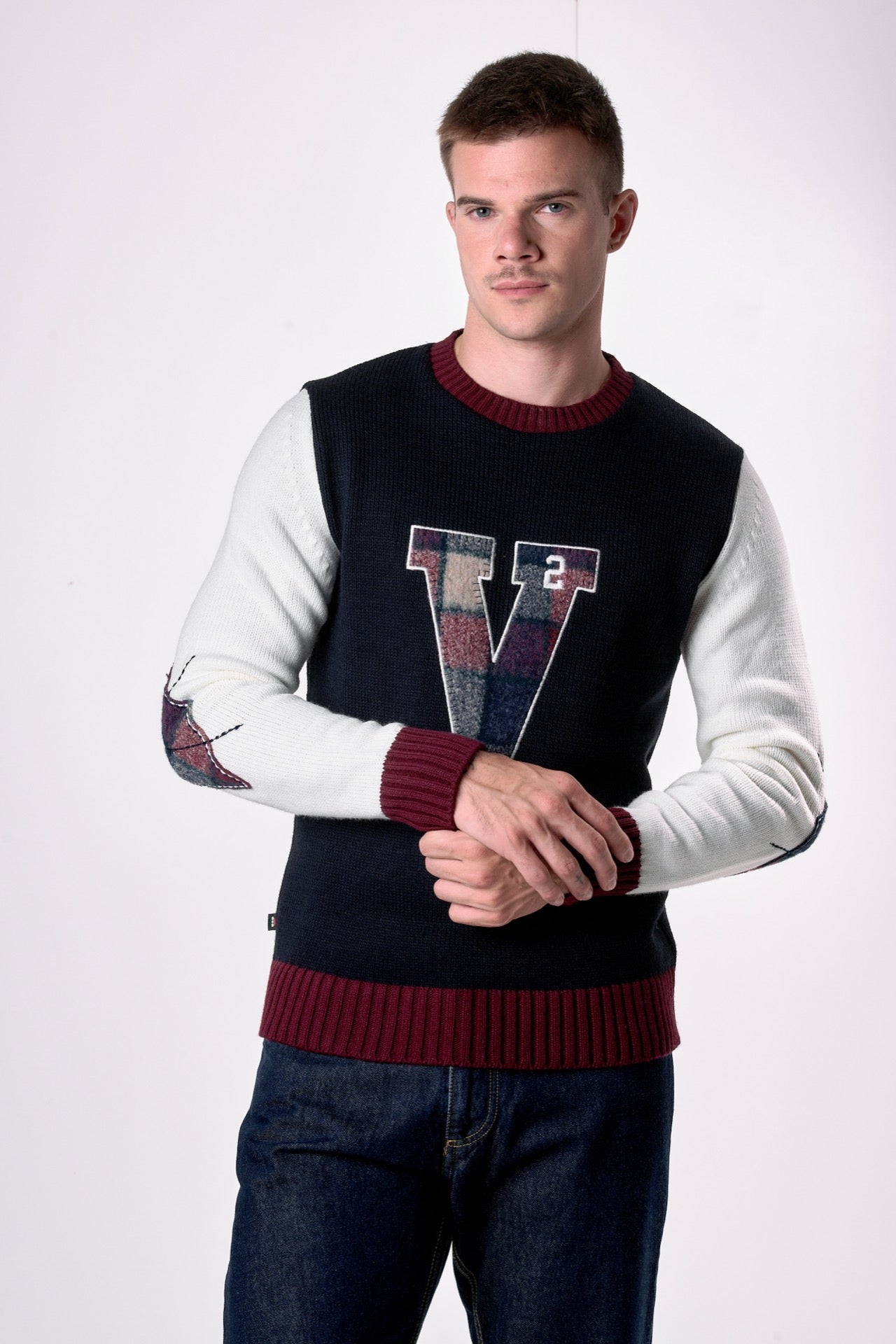 Maglione Girocollo College con V e Toppe ricamate in tessuto V2