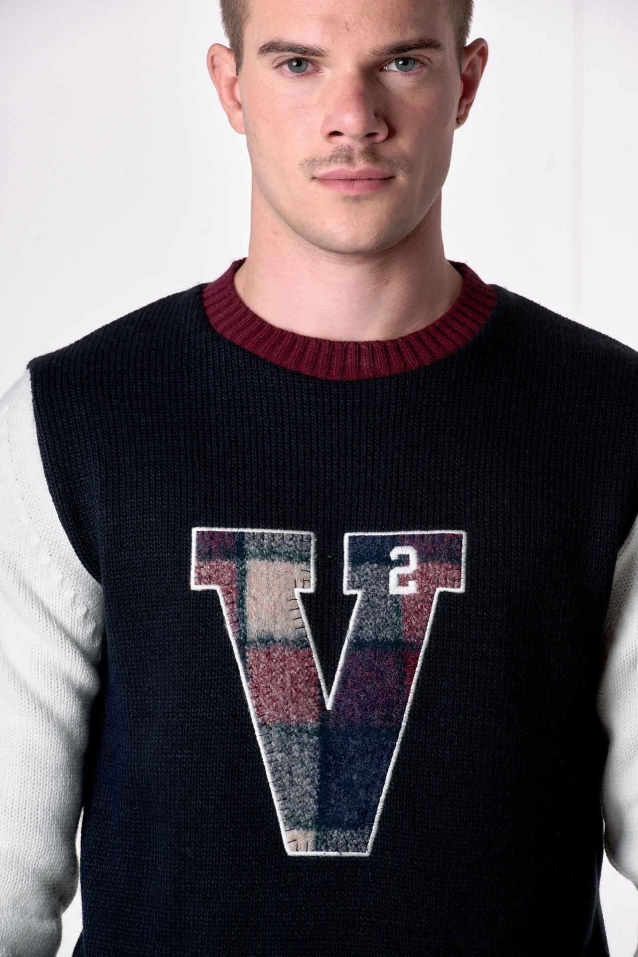 Maglione Girocollo College con V e Toppe ricamate in tessuto V2