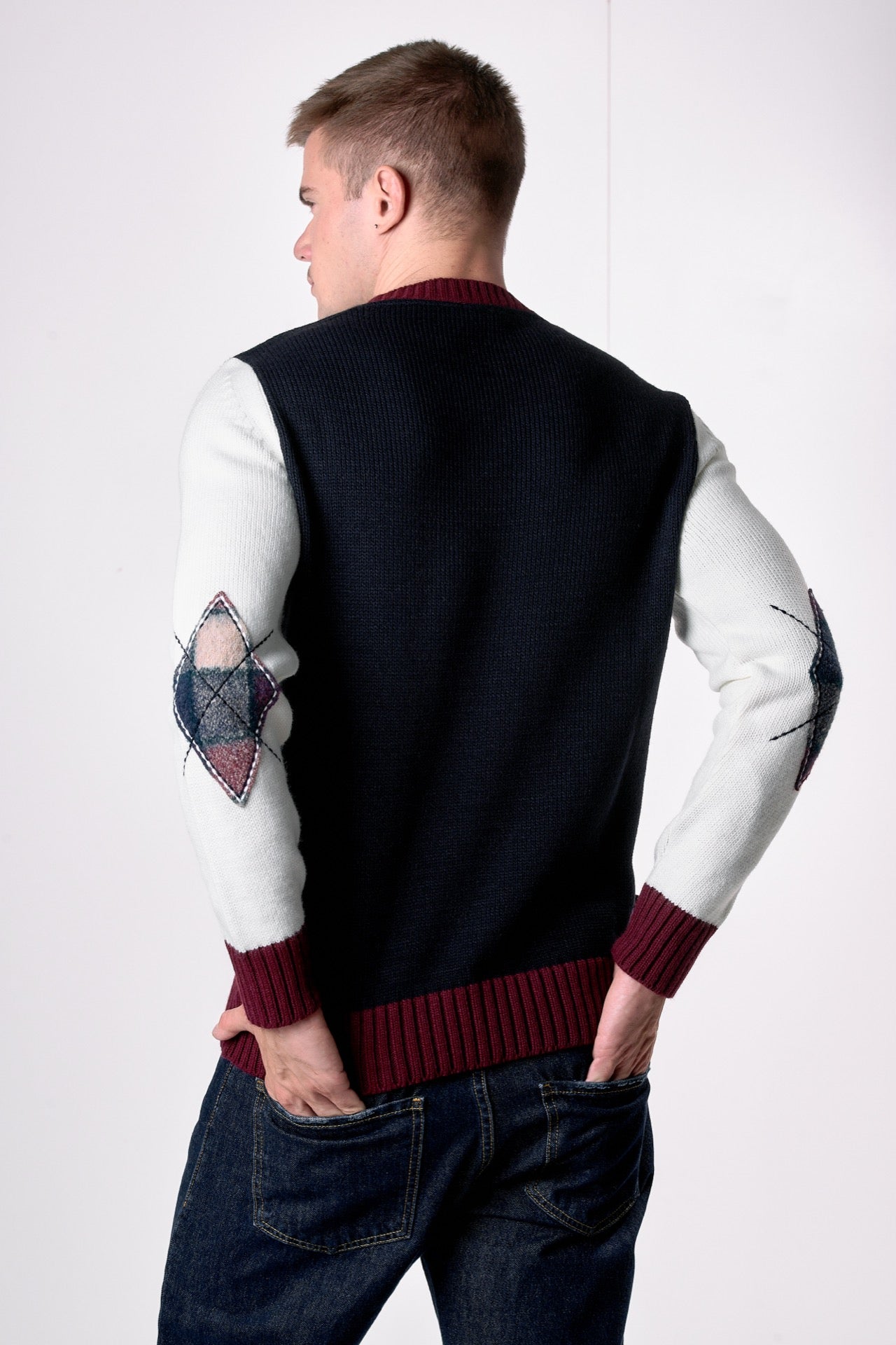 Maglione Girocollo College con V e Toppe ricamate in tessuto V2