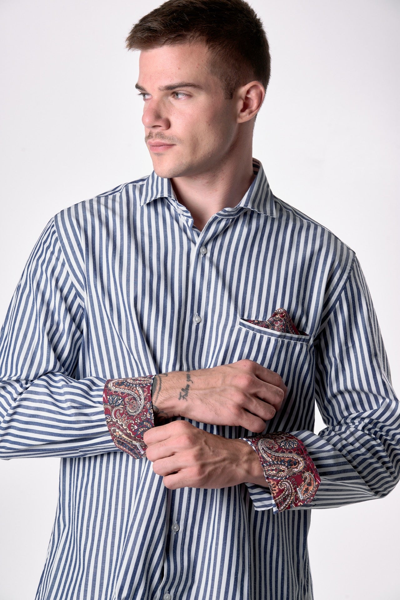 Camicia a righe Blu con pochette e dettagli in tessuto V2